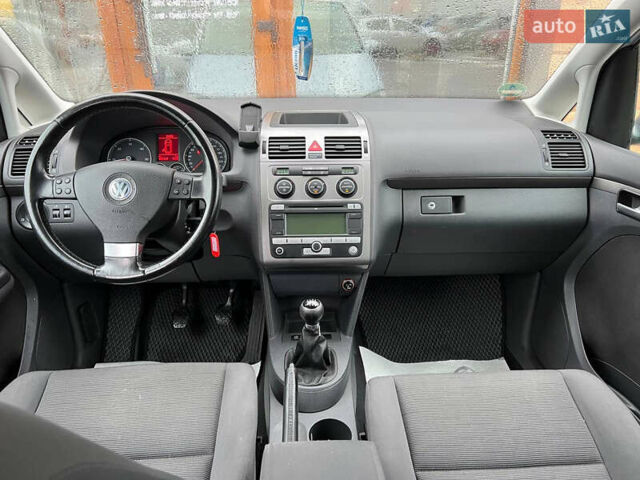 Серый Фольксваген Туран, объемом двигателя 1.9 л и пробегом 235 тыс. км за 7999 $, фото 12 на Automoto.ua