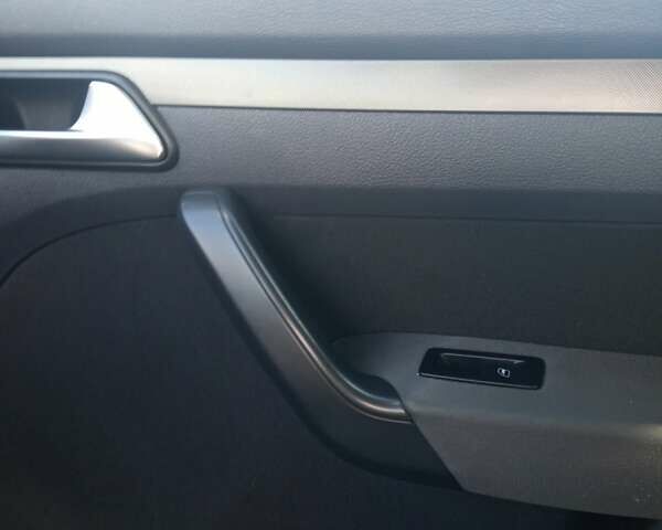 Серый Фольксваген Туран, объемом двигателя 1.9 л и пробегом 235 тыс. км за 8500 $, фото 25 на Automoto.ua