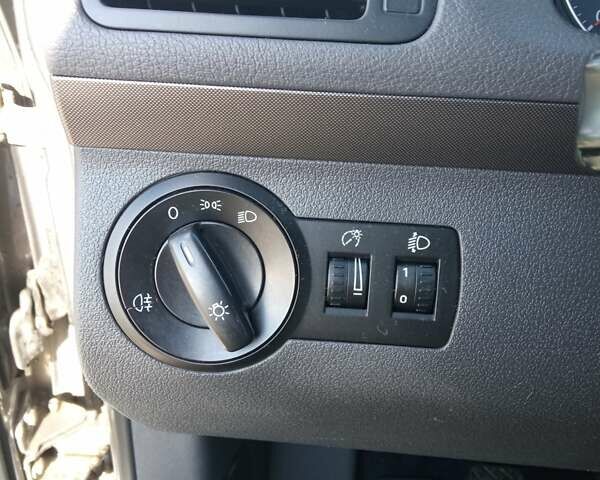 Серый Фольксваген Туран, объемом двигателя 1.9 л и пробегом 235 тыс. км за 8500 $, фото 26 на Automoto.ua