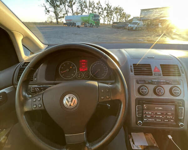 Серый Фольксваген Туран, объемом двигателя 1.39 л и пробегом 196 тыс. км за 7700 $, фото 27 на Automoto.ua