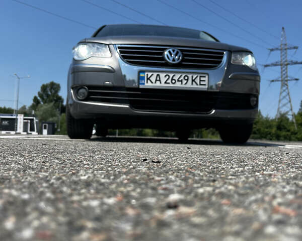 Серый Фольксваген Туран, объемом двигателя 2 л и пробегом 226 тыс. км за 10750 $, фото 9 на Automoto.ua