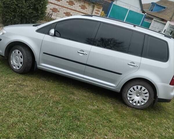 Сірий Фольксваген Туран, об'ємом двигуна 1.9 л та пробігом 257 тис. км за 8600 $, фото 4 на Automoto.ua