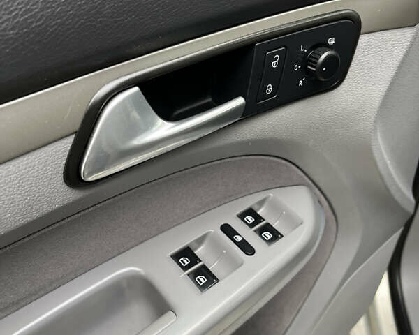 Серый Фольксваген Туран, объемом двигателя 1.6 л и пробегом 211 тыс. км за 7500 $, фото 13 на Automoto.ua