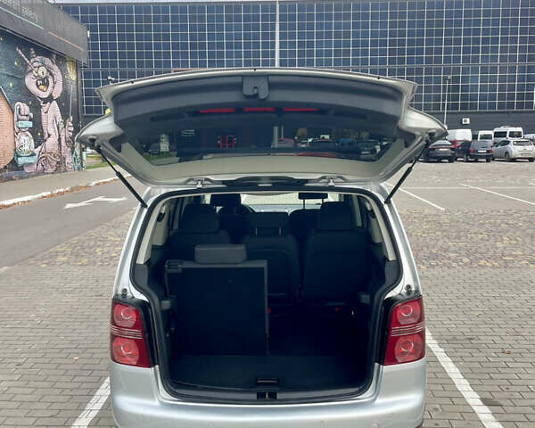 Серый Фольксваген Туран, объемом двигателя 1.6 л и пробегом 220 тыс. км за 8600 $, фото 23 на Automoto.ua