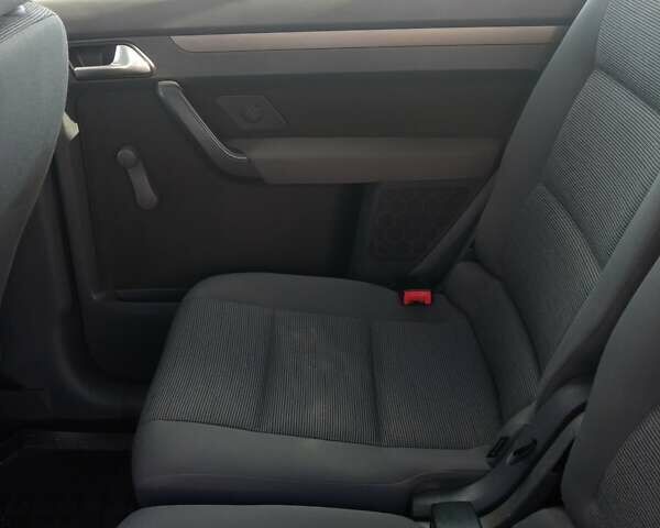 Серый Фольксваген Туран, объемом двигателя 1.9 л и пробегом 235 тыс. км за 8500 $, фото 30 на Automoto.ua