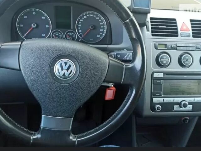 Серый Фольксваген Туран, объемом двигателя 2 л и пробегом 330 тыс. км за 6300 $, фото 2 на Automoto.ua