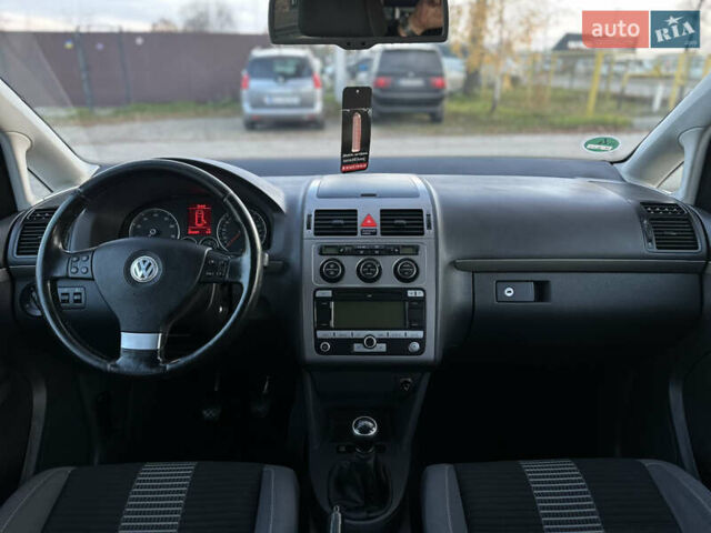 Серый Фольксваген Туран, объемом двигателя 1.6 л и пробегом 236 тыс. км за 8200 $, фото 48 на Automoto.ua
