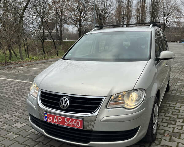 Серый Фольксваген Туран, объемом двигателя 1.6 л и пробегом 211 тыс. км за 7500 $, фото 2 на Automoto.ua