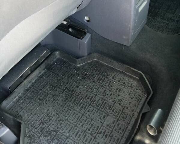 Серый Фольксваген Туран, объемом двигателя 1.9 л и пробегом 235 тыс. км за 8500 $, фото 29 на Automoto.ua