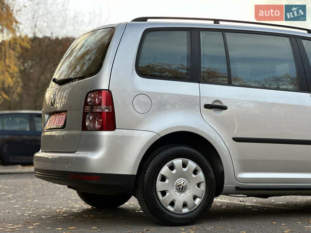 Сірий Фольксваген Туран, об'ємом двигуна 1.6 л та пробігом 196 тис. км за 8199 $, фото 12 на Automoto.ua