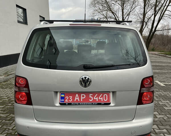 Серый Фольксваген Туран, объемом двигателя 1.6 л и пробегом 211 тыс. км за 7500 $, фото 5 на Automoto.ua