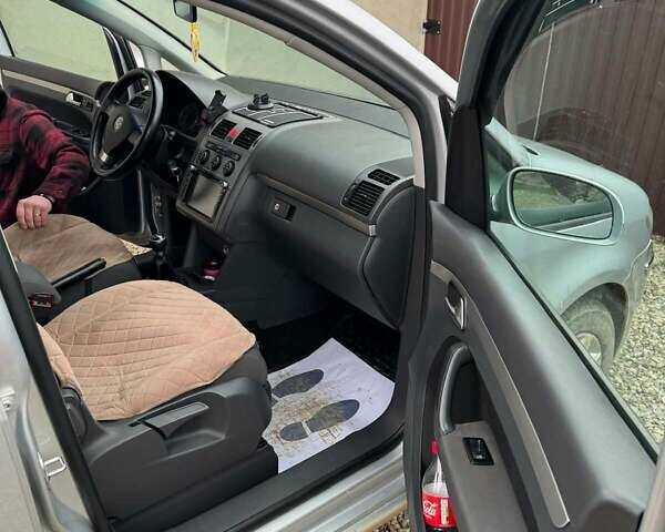 Сірий Фольксваген Туран, об'ємом двигуна 1.97 л та пробігом 296 тис. км за 7331 $, фото 4 на Automoto.ua