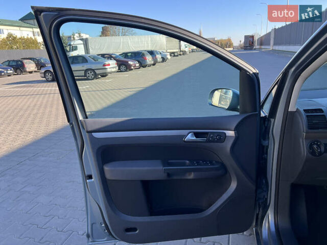 Серый Фольксваген Туран, объемом двигателя 1.4 л и пробегом 188 тыс. км за 6000 $, фото 58 на Automoto.ua