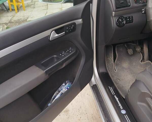 Серый Фольксваген Туран, объемом двигателя 2 л и пробегом 258 тыс. км за 8300 $, фото 2 на Automoto.ua