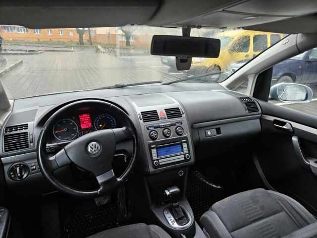 Серый Фольксваген Туран, объемом двигателя 1.9 л и пробегом 350 тыс. км за 2800 $, фото 5 на Automoto.ua