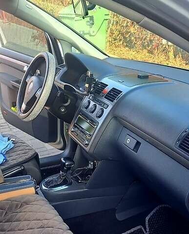 Серый Фольксваген Туран, объемом двигателя 1.4 л и пробегом 317 тыс. км за 7500 $, фото 3 на Automoto.ua