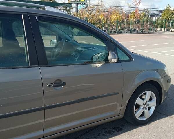 Серый Фольксваген Туран, объемом двигателя 1.9 л и пробегом 235 тыс. км за 8500 $, фото 12 на Automoto.ua