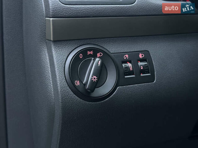 Серый Фольксваген Туран, объемом двигателя 1.6 л и пробегом 211 тыс. км за 7450 $, фото 26 на Automoto.ua