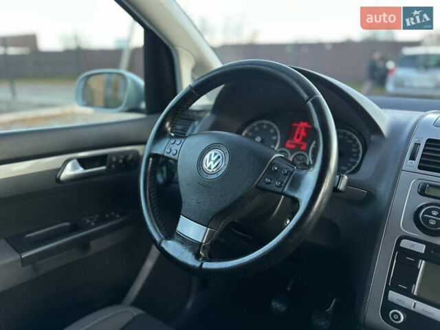 Серый Фольксваген Туран, объемом двигателя 1.6 л и пробегом 236 тыс. км за 8200 $, фото 47 на Automoto.ua