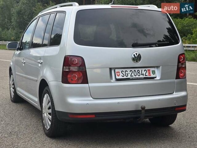 Серый Фольксваген Туран, объемом двигателя 2 л и пробегом 237 тыс. км за 9699 $, фото 2 на Automoto.ua