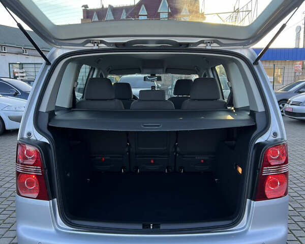 Серый Фольксваген Туран, объемом двигателя 1.4 л и пробегом 175 тыс. км за 7500 $, фото 6 на Automoto.ua