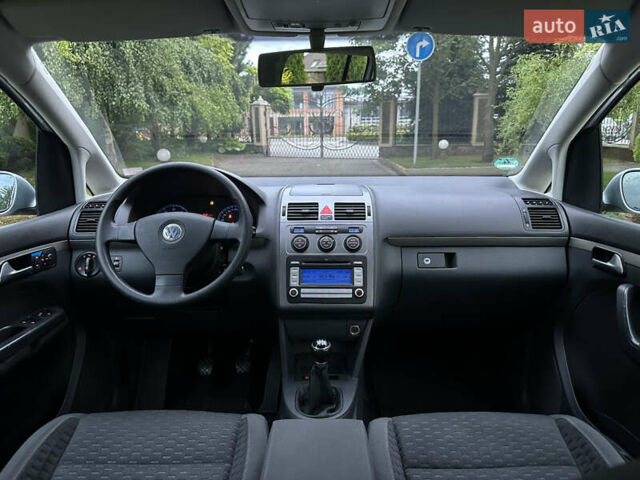 Серый Фольксваген Туран, объемом двигателя 1.6 л и пробегом 211 тыс. км за 7450 $, фото 42 на Automoto.ua