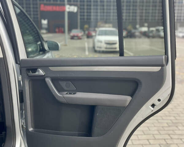 Серый Фольксваген Туран, объемом двигателя 1.6 л и пробегом 220 тыс. км за 8600 $, фото 50 на Automoto.ua