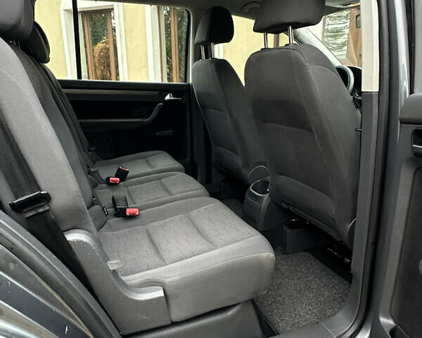 Серый Фольксваген Туран, объемом двигателя 1.6 л и пробегом 210 тыс. км за 7350 $, фото 30 на Automoto.ua