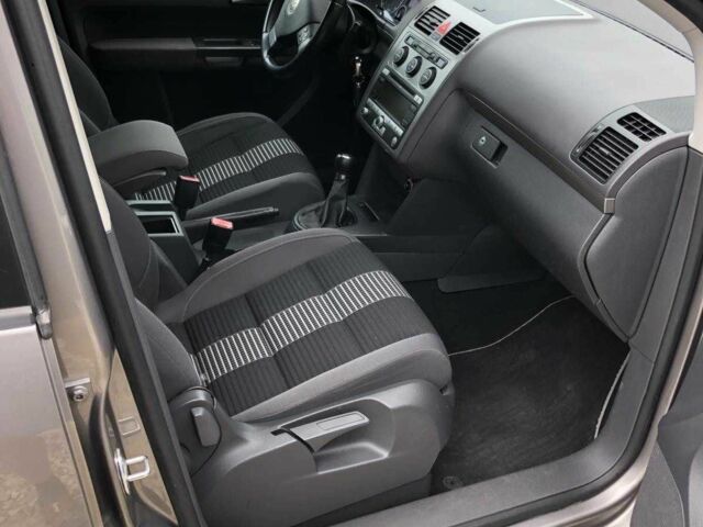 Сірий Фольксваген Туран, об'ємом двигуна 1.4 л та пробігом 240 тис. км за 5900 $, фото 7 на Automoto.ua