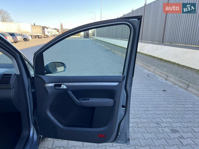 Серый Фольксваген Туран, объемом двигателя 1.4 л и пробегом 188 тыс. км за 6000 $, фото 53 на Automoto.ua