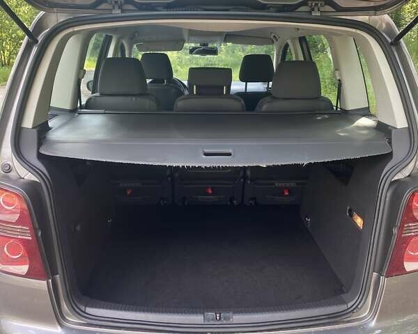 Серый Фольксваген Туран, объемом двигателя 1.6 л и пробегом 211 тыс. км за 9150 $, фото 25 на Automoto.ua