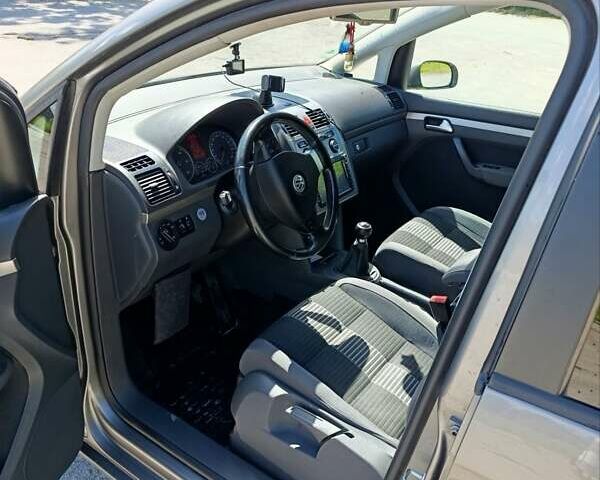 Серый Фольксваген Туран, объемом двигателя 1.9 л и пробегом 237 тыс. км за 7600 $, фото 19 на Automoto.ua