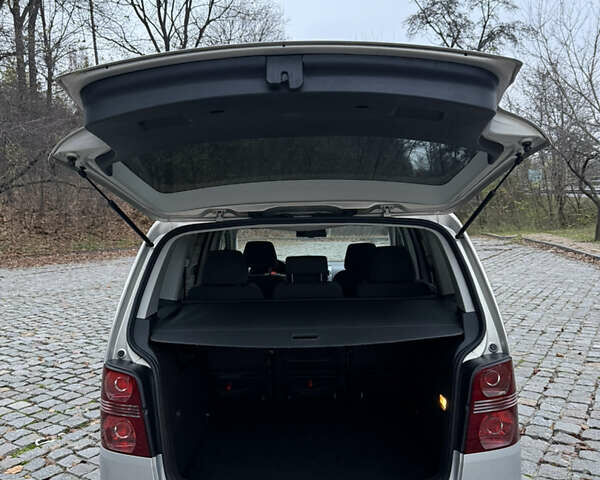 Сірий Фольксваген Туран, об'ємом двигуна 1.39 л та пробігом 182 тис. км за 7950 $, фото 19 на Automoto.ua