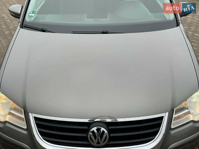 Серый Фольксваген Туран, объемом двигателя 1.6 л и пробегом 196 тыс. км за 8999 $, фото 81 на Automoto.ua