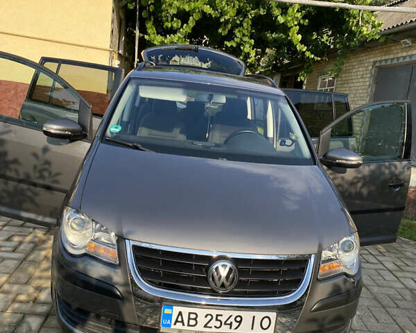 Серый Фольксваген Туран, объемом двигателя 1.6 л и пробегом 201 тыс. км за 8700 $, фото 1 на Automoto.ua