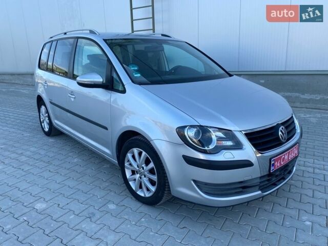Серый Фольксваген Туран, объемом двигателя 1.6 л и пробегом 288 тыс. км за 7200 $, фото 1 на Automoto.ua