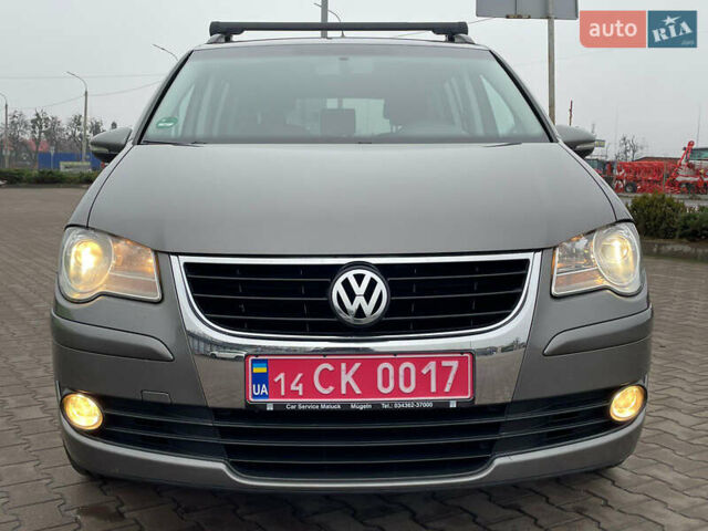 Серый Фольксваген Туран, объемом двигателя 1.6 л и пробегом 196 тыс. км за 8999 $, фото 68 на Automoto.ua