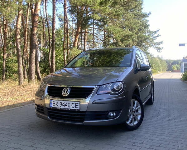 Сірий Фольксваген Туран, об'ємом двигуна 1.9 л та пробігом 238 тис. км за 8750 $, фото 2 на Automoto.ua