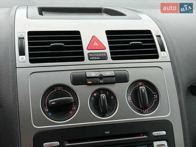 Серый Фольксваген Туран, объемом двигателя 1.6 л и пробегом 174 тыс. км за 7450 $, фото 53 на Automoto.ua