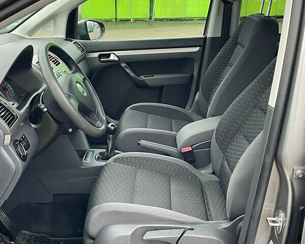 Серый Фольксваген Туран, объемом двигателя 1.6 л и пробегом 196 тыс. км за 8999 $, фото 170 на Automoto.ua