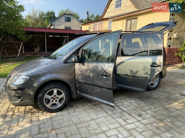 Серый Фольксваген Туран, объемом двигателя 1.6 л и пробегом 201 тыс. км за 8700 $, фото 5 на Automoto.ua