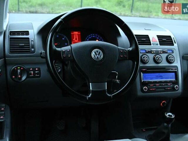 Сірий Фольксваген Туран, об'ємом двигуна 2 л та пробігом 190 тис. км за 9500 $, фото 38 на Automoto.ua