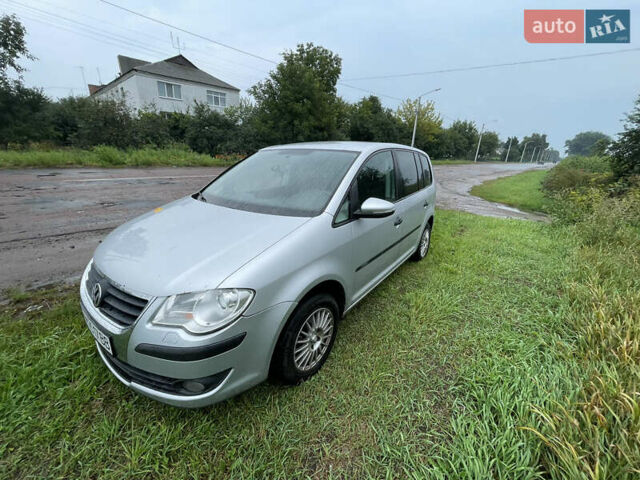 Серый Фольксваген Туран, объемом двигателя 1.39 л и пробегом 284 тыс. км за 6550 $, фото 1 на Automoto.ua