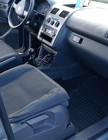 Серый Фольксваген Туран, объемом двигателя 1.6 л и пробегом 251 тыс. км за 6500 $, фото 13 на Automoto.ua