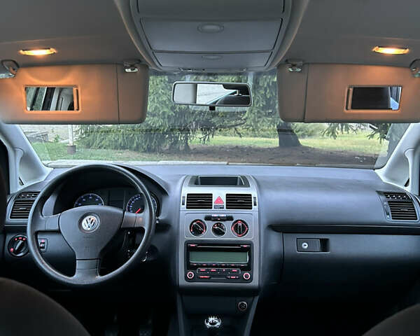 Серый Фольксваген Туран, объемом двигателя 1.6 л и пробегом 225 тыс. км за 8199 $, фото 40 на Automoto.ua