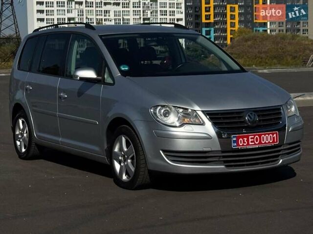 Серый Фольксваген Туран, объемом двигателя 1.6 л и пробегом 278 тыс. км за 8200 $, фото 4 на Automoto.ua
