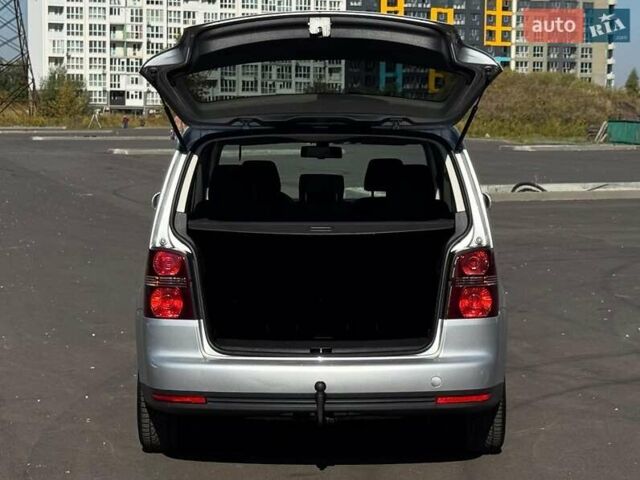 Серый Фольксваген Туран, объемом двигателя 1.6 л и пробегом 278 тыс. км за 8200 $, фото 16 на Automoto.ua