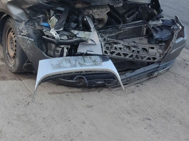 Серый Фольксваген Туран, объемом двигателя 1.4 л и пробегом 186 тыс. км за 2700 $, фото 3 на Automoto.ua