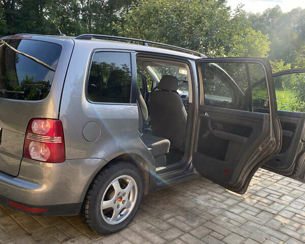 Серый Фольксваген Туран, объемом двигателя 1.6 л и пробегом 201 тыс. км за 8700 $, фото 12 на Automoto.ua