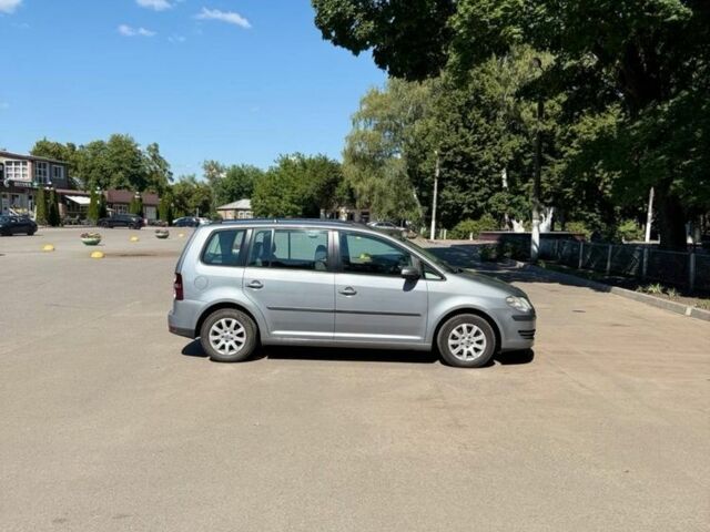 Серый Фольксваген Туран, объемом двигателя 1.9 л и пробегом 235 тыс. км за 9100 $, фото 3 на Automoto.ua